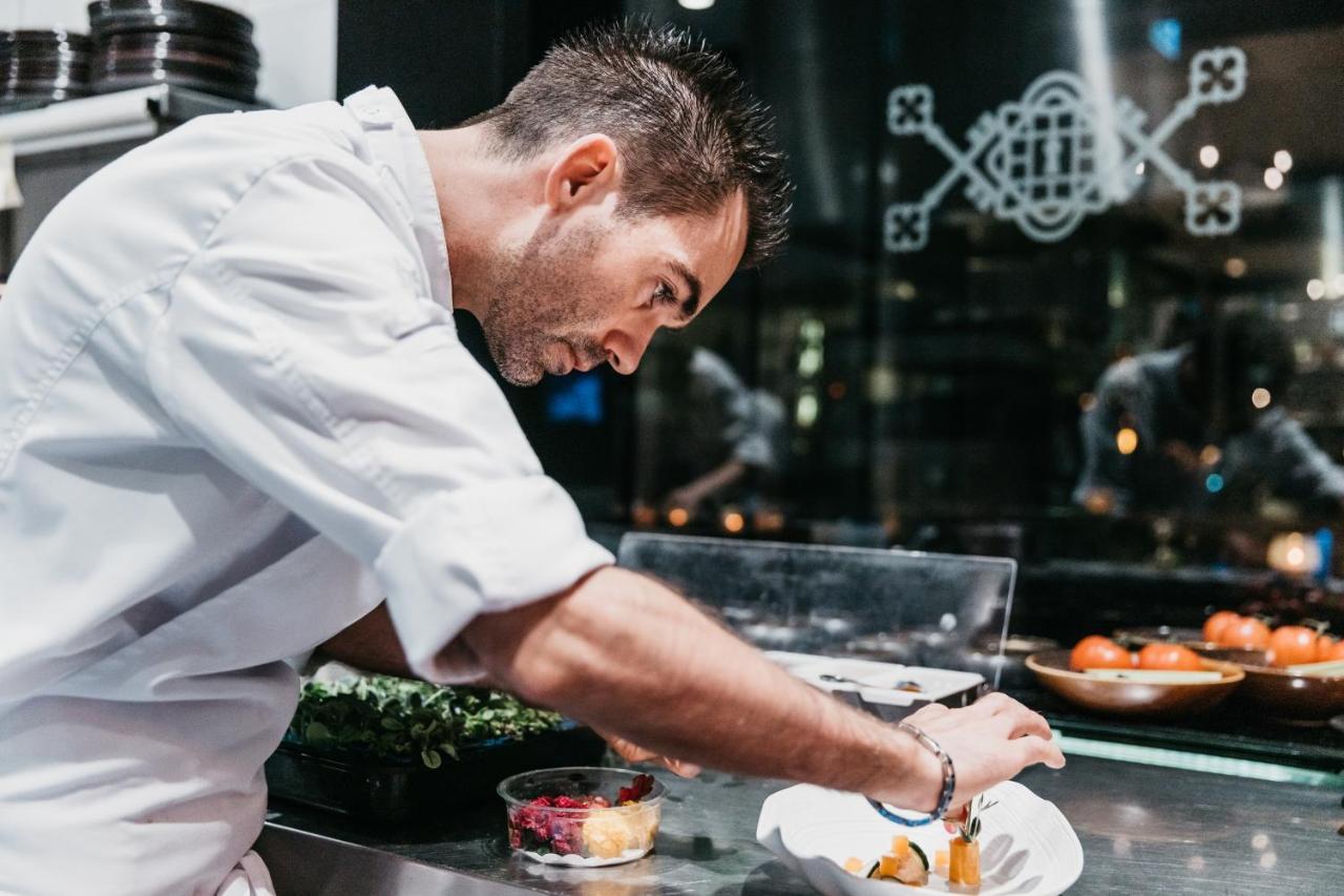 Het Arresthuis Roermond Exterior foto Chef preparing a meal