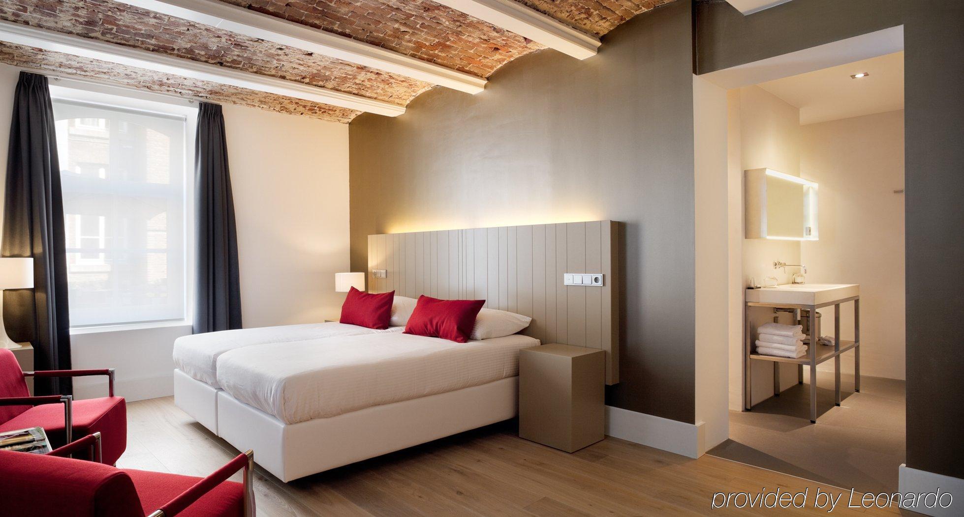 Het Arresthuis Roermond Quarto foto A room at the hotel