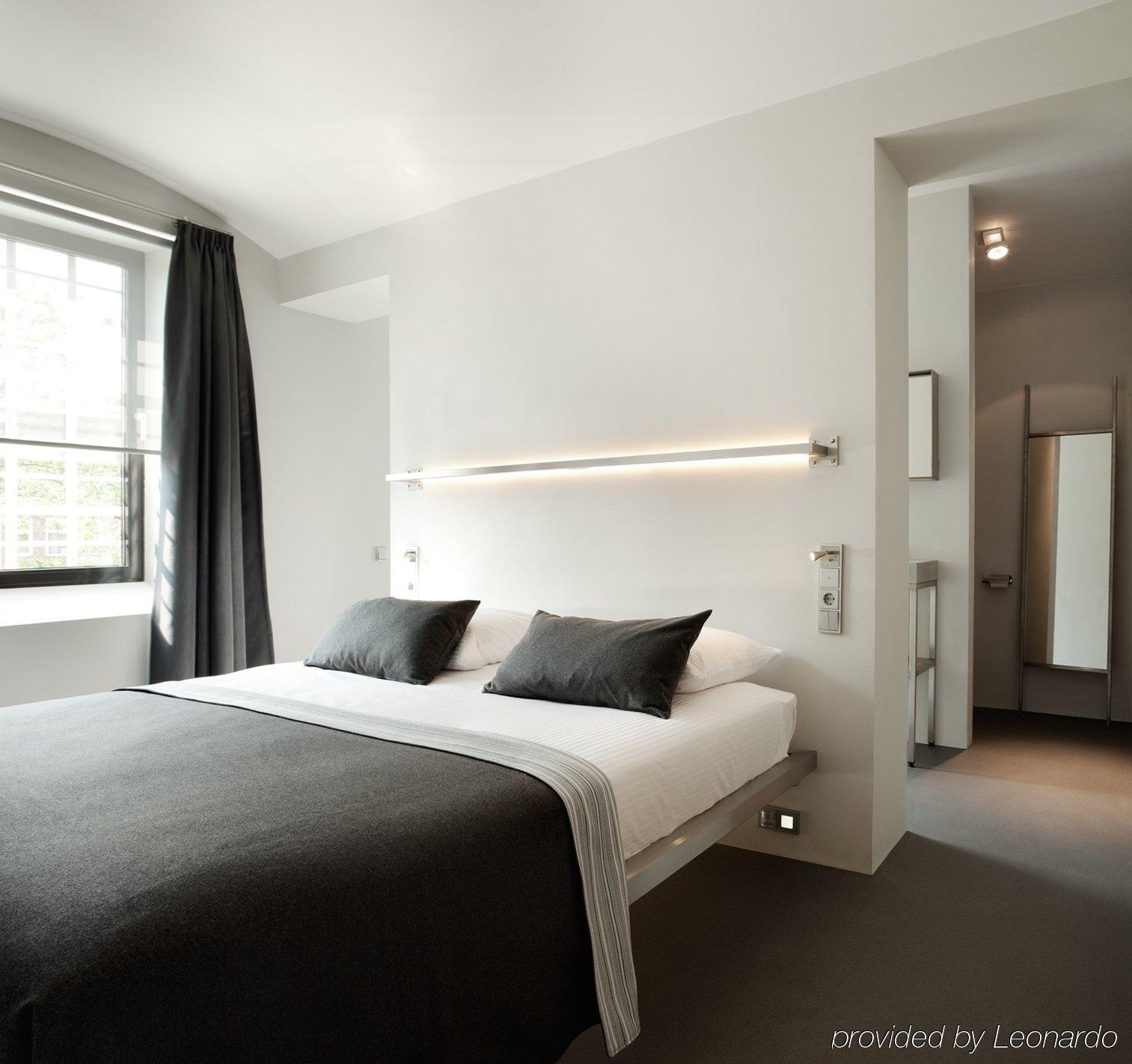 Het Arresthuis Roermond Quarto foto A room at the hotel