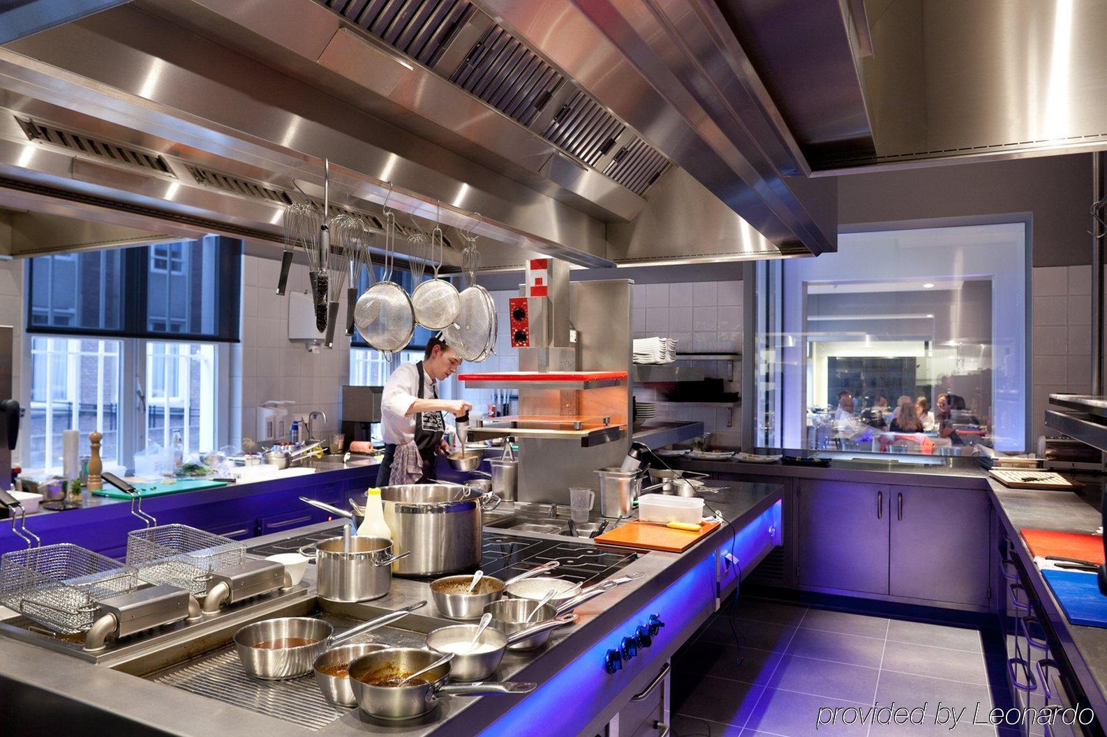 Het Arresthuis Roermond Restaurante foto A commercial kitchen