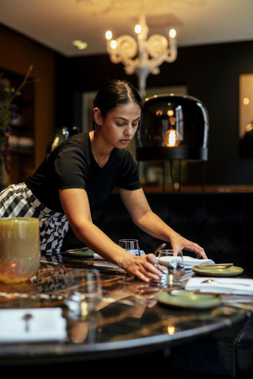 Het Arresthuis Roermond Exterior foto A waitress clearing a table